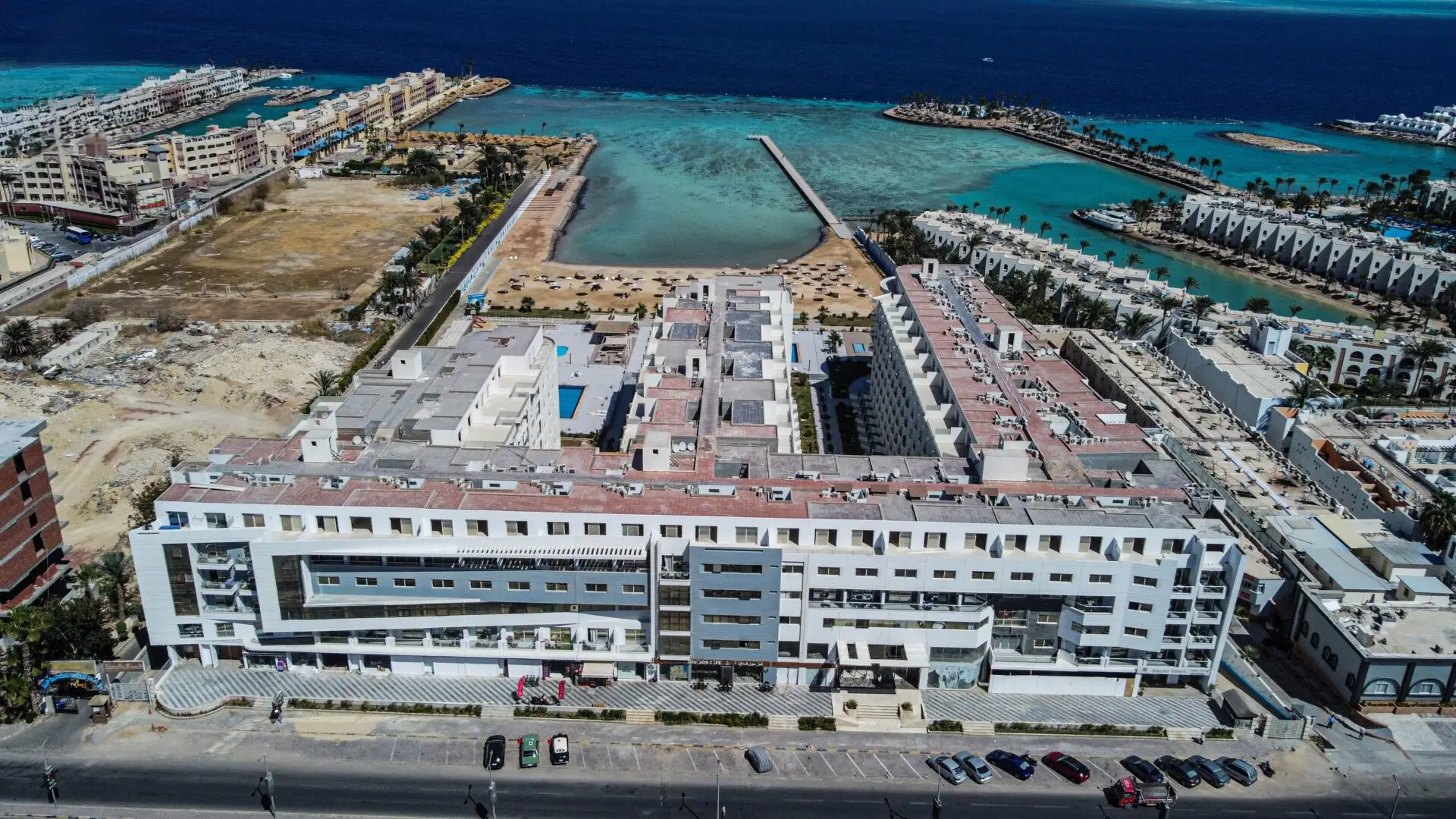 Piscina con area solarium al centro del complesso Scandic Beach Resort a Hurghada – Vivere Hurghada