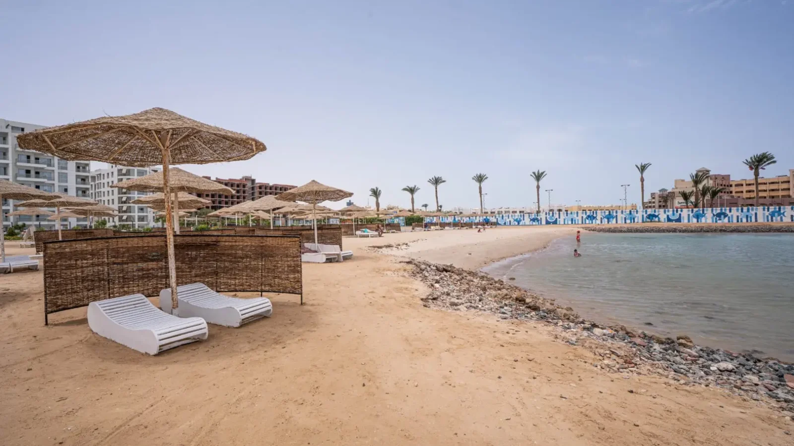 Spiaggia privata con piscina e ombrelloni al Scandic Beach Resort di Hurghada, Egitto – Vivere Hurghada