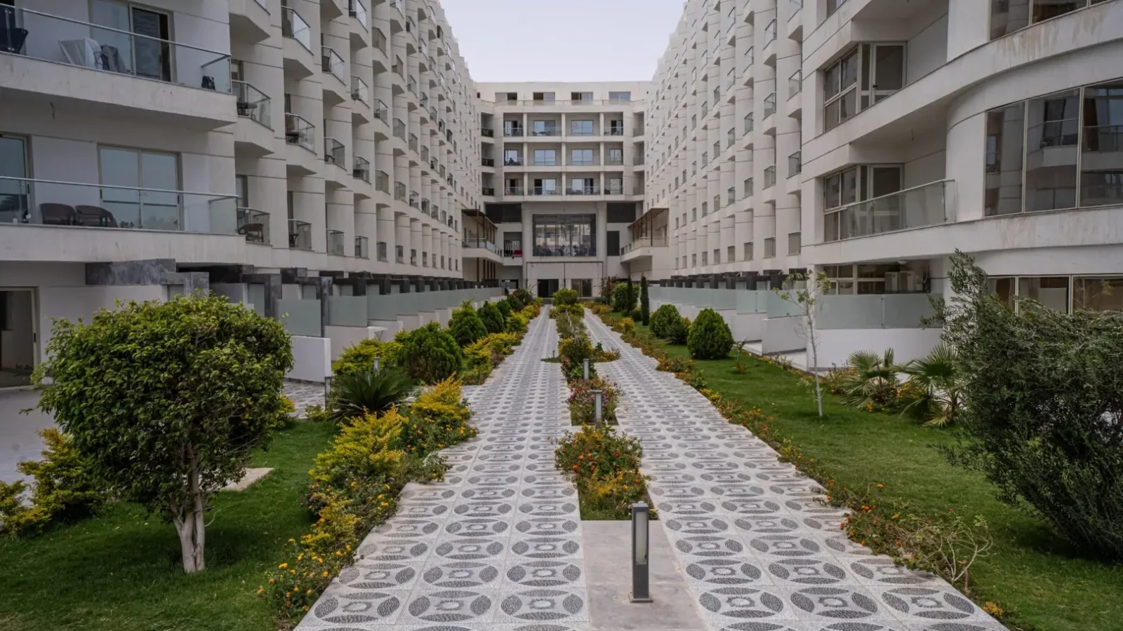 Viale centrale con aiuole e facciata interna del complesso Scandic Beach Resort a Hurghada, Egitto – Vivere Hurghada