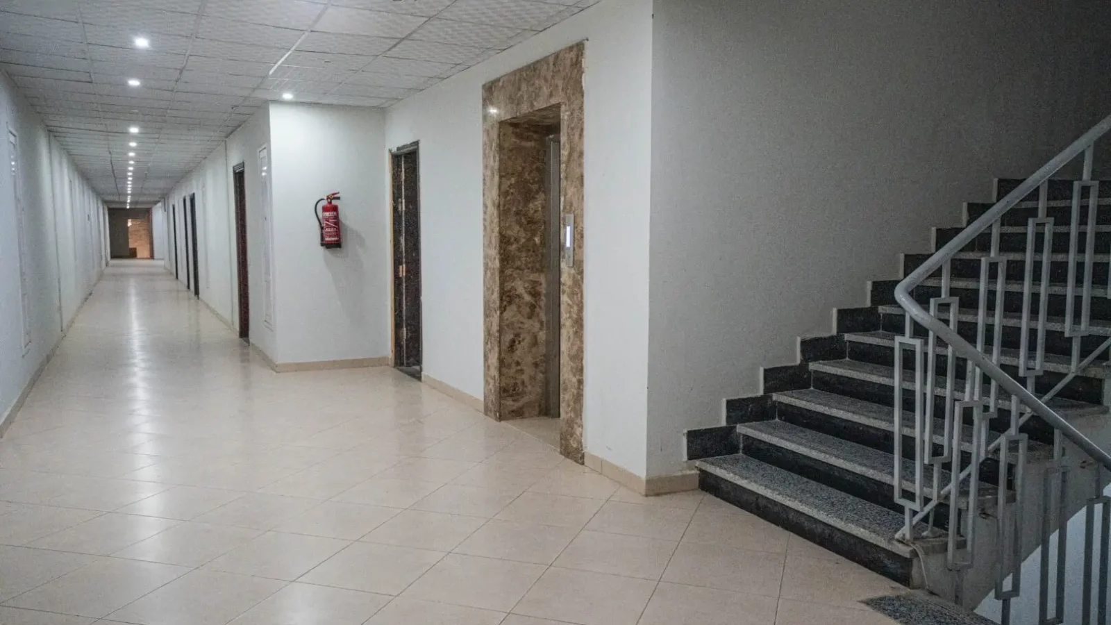 Atrio interno con ascensore e scala al complesso Scandic Beach Resort di Hurghada, Egitto – Vivere Hurghada