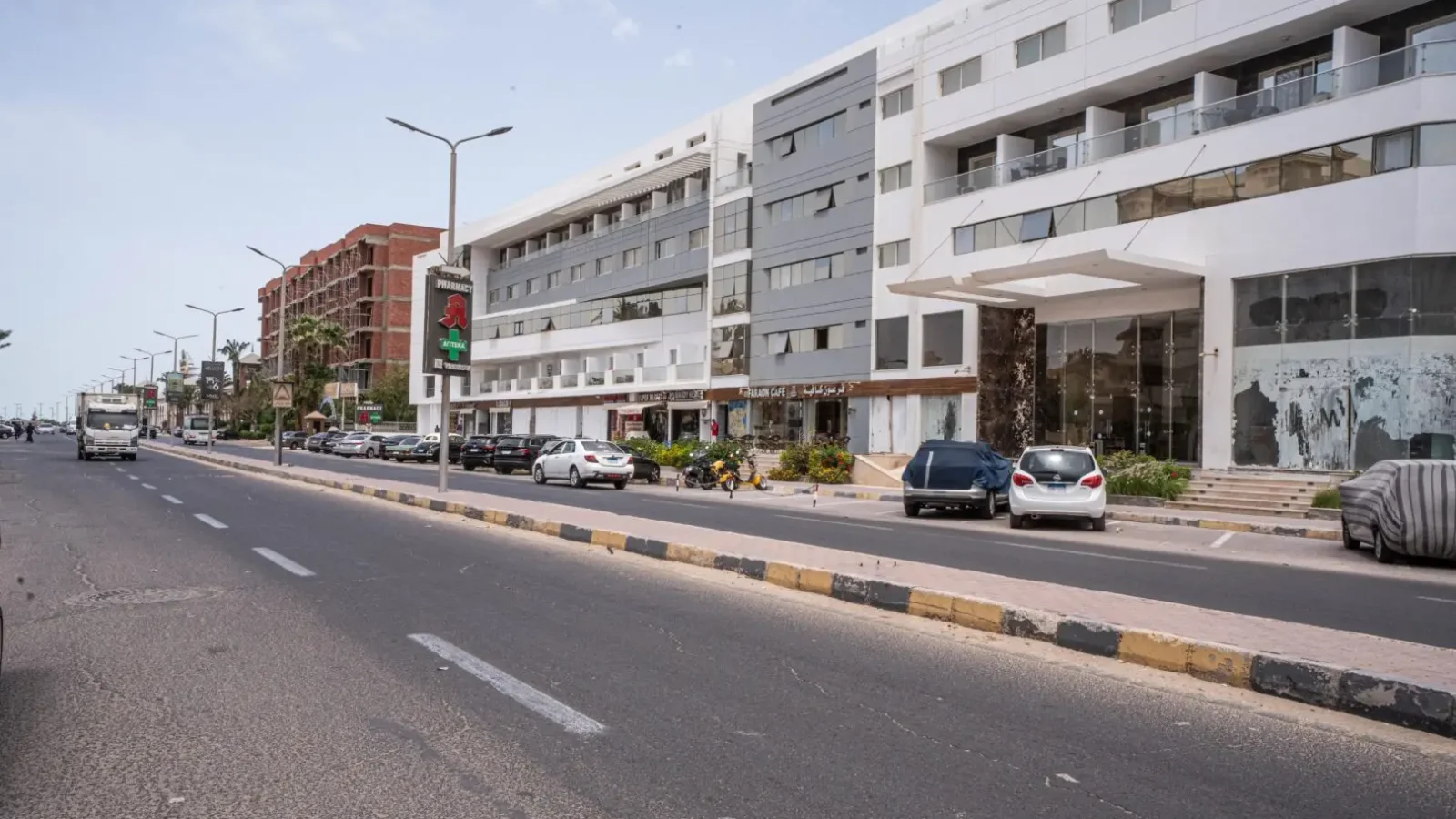 Facciata su strada del complesso Scandic Beach Resort a Hurghada con ingresso e balconi – Vivere Hurghada - Eggitto