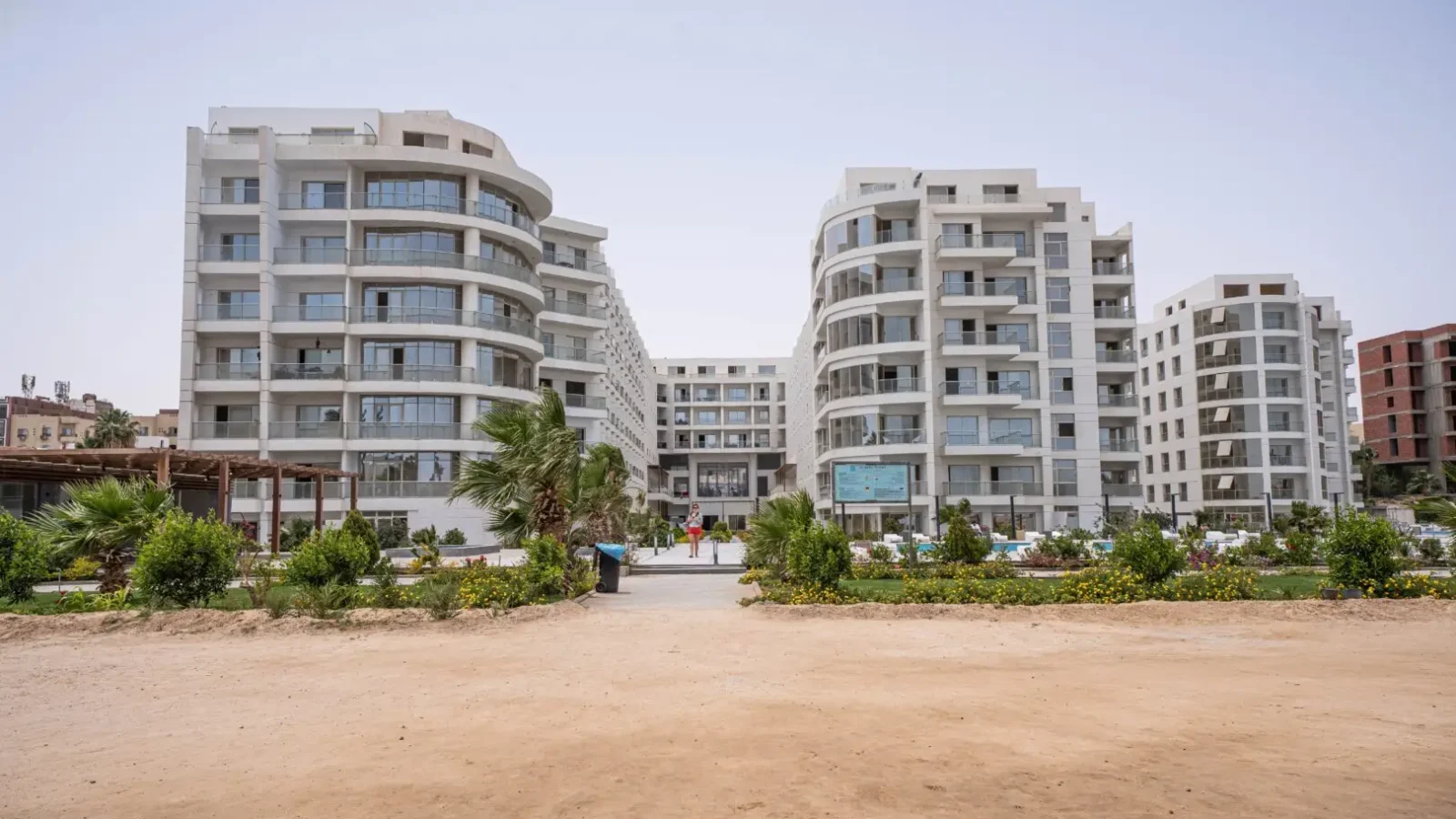 Vista degli appartamenti con piscina al centro del complesso Scandic Beach Resort a Hurghada – Vivere Hurghada