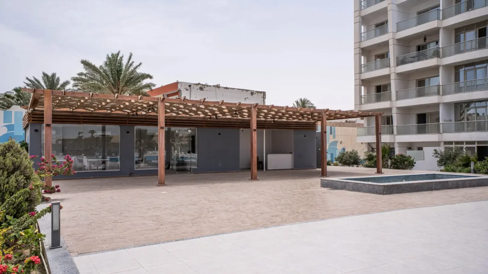 Area relax con piscina e spazi verdi al Scandic Beach Resort di Hurghada – Vivere Hurghada
