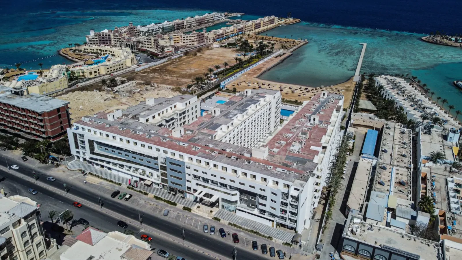 Vista panoramica con piscina del complesso residenziale Scandic Beach Resort a Hurghada – Vivere Hurghada