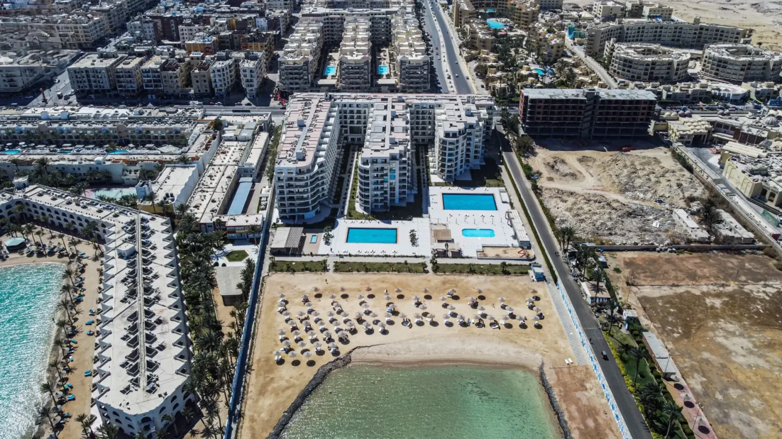Vista notturna con piscina del complesso Scandic Beach Resort a Hurghada – Vivere Hurghada
